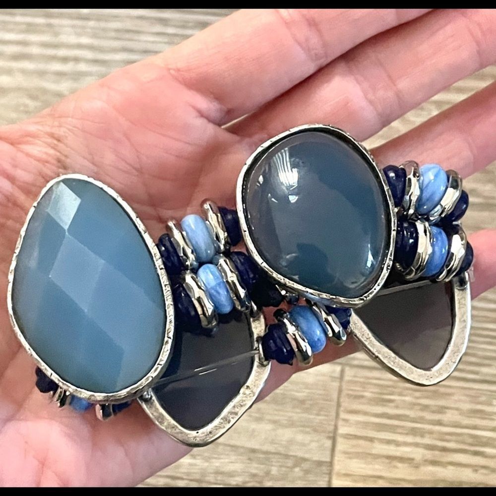 Blue beaded stretchy bracelet